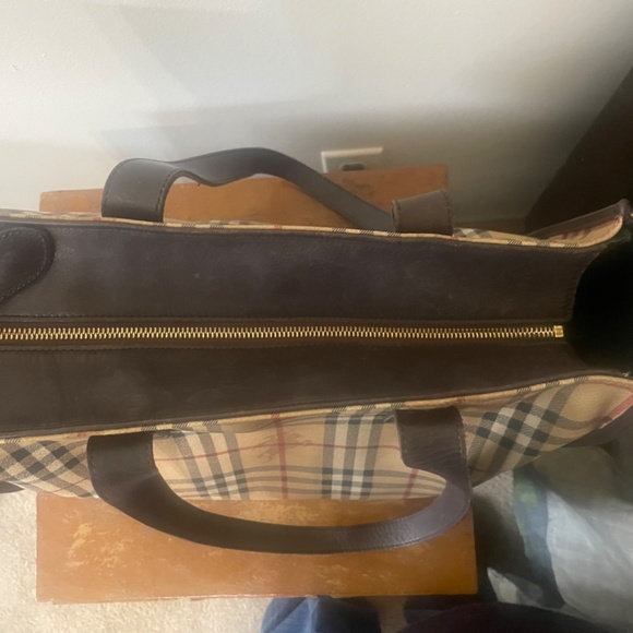 Authentic Burberry Large Purse - Picture 5 of 10